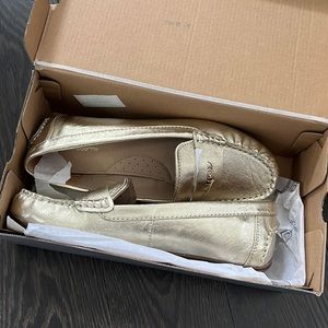NEW Liz Claiborne gold loafers size 8.5